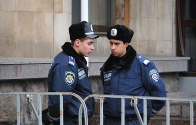 В Киеве милиционер выпал из окна