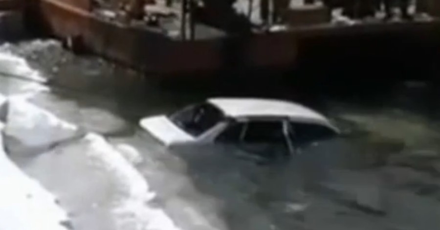 В замерзшем озере Китая нашли автомобиль, в котором влюбленные умерли обнявшись