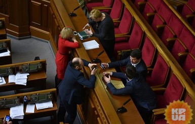 В Украине отменили ограничения по максимальной зарплате для депутатов и министров