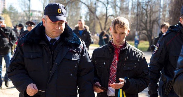 Активиста, которого задержали в Крыму из-за украинской ленточки, отпустили