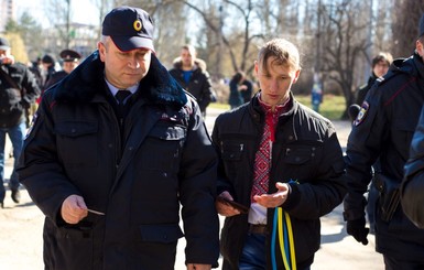Активиста, которого задержали в Крыму из-за украинской ленточки, отпустили