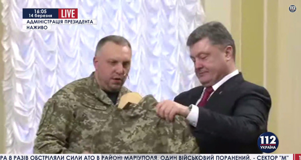 Порошенко примерил новую военную форму, пошитую из льна