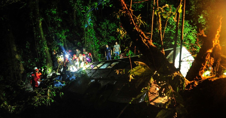 В Бразилии автобус упал в пропасть, погибли 55 человек 