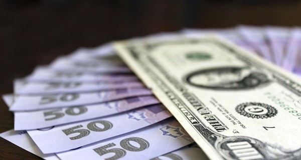 Украинцы впервые за девять месяцев продали валюты больше, чем купили 