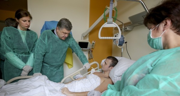 В Дрездене Порошенко наградил раненого бойца АТО