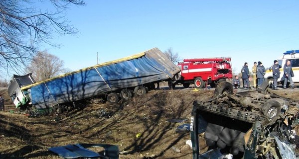 Под Полтавой грузовик врезался в маршрутку, погибли семь человек 
