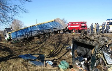Под Полтавой грузовик врезался в маршрутку, погибли семь человек 