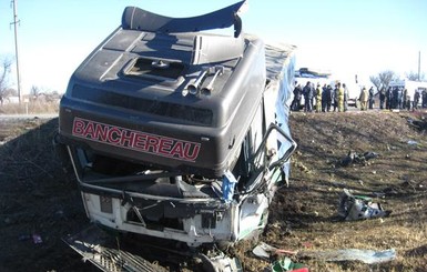 Семеро пассажиров маршрутки погибли из-за лопнувшего колеса фуры
