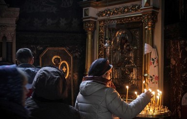 На Тернопольщине продавцы чудотворных икон обокрали бабушку