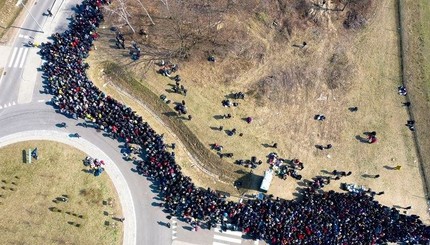 27 марта на границах Украины образовалась огромная толпа
