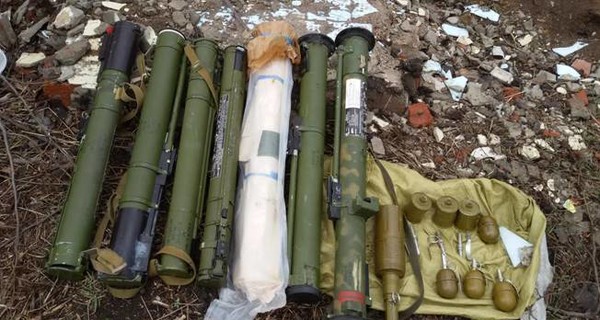 В Донбассе обнаружили российское оружие: огнеметы, гранатометы и гранаты