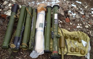 В Донбассе обнаружили российское оружие: огнеметы, гранатометы и гранаты