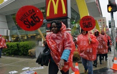В 19 городах США работники Макдональдса пожаловались на зарплаты