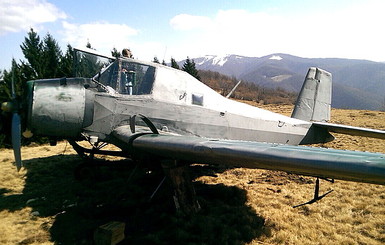 На Закарпатье в горах обнаружили бесхозный одноместный самолет