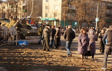В Константиновке люди собрались почтить память погибшей девочки
