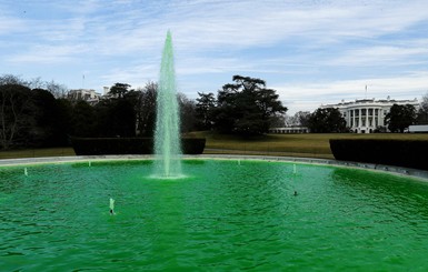 Фонтан во дворе Белого Дома внезапно стал зеленым
