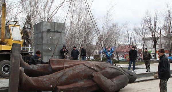 В Запорожской области повалили очередного Ленина