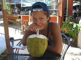 Гайтана объелась кокосами 
