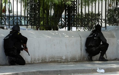 В столице Туниса террористы напали на парламент и музей: погибли семеро туристов, остальные взяты в заложники