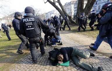 Во время столкновений полиции и протестующих во Франкфурте ранены 200 человек