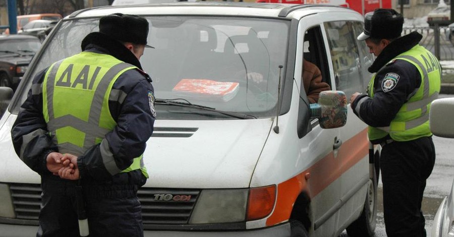 Во Львове водитель-нарушитель предлагал взятку гаишникам, а те вызвали сотрудников УБОП