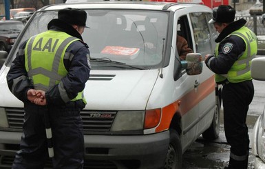 Во Львове водитель-нарушитель предлагал взятку гаишникам, а те вызвали сотрудников УБОП