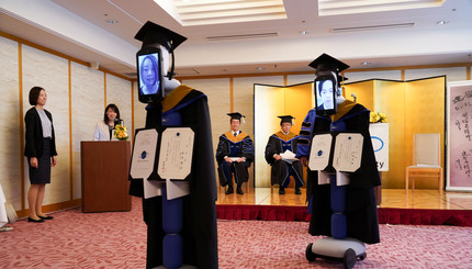 В Японии студенты получали дипломы через роботов