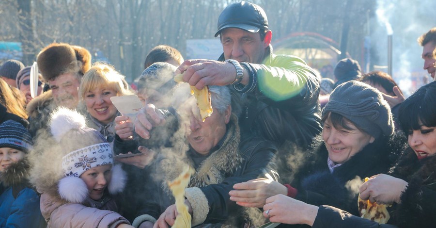 В Ставрополе ищут тех, кто кормил людей блинами со снегоуборочных лопат