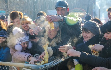 В Ставрополе ищут тех, кто кормил людей блинами со снегоуборочных лопат