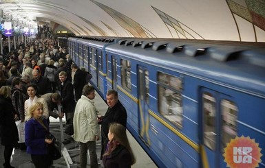 В Киеве кассы метро завалили голубыми жетонами из заначек