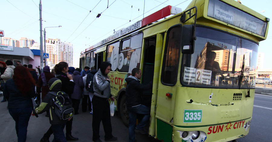 После подорожания маршруток в харьковских троллейбусах не протолкнуться