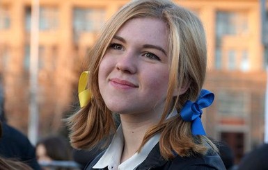 Российскую школьницу вызвали на допрос из-за желто-голубых лент в волосах