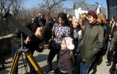 В Днепропетровске выстроились очереди к телескопам