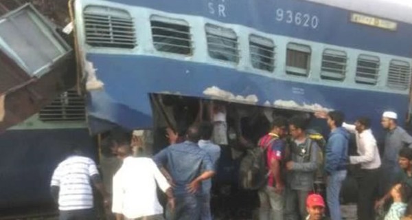 Жертвами сшедшего с рельсов поезда в Индии стали уже 30 человек