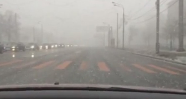 Снежная буря в Москве парализовала движение на дорогах