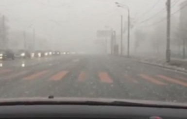 Снежная буря в Москве парализовала движение на дорогах