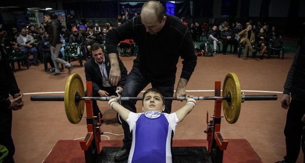 8-летний киевлянин жмет штангу больше, чем весит сам