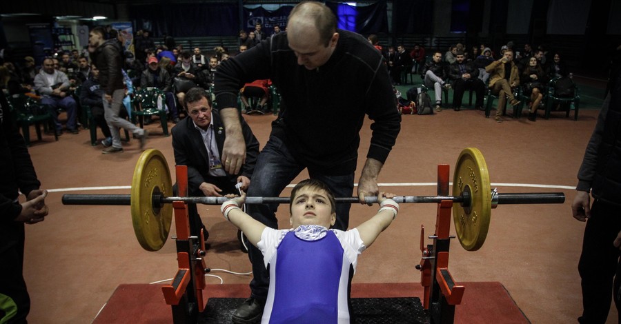 8-летний киевлянин жмет штангу больше, чем весит сам