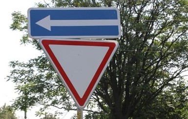 КГГА: Дорожные знаки в Киеве могут завезти, куда угодно, кроме нужного направления