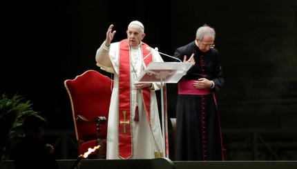 Папа Римский Франциск провел Крестный ход перед собором Святого Петра