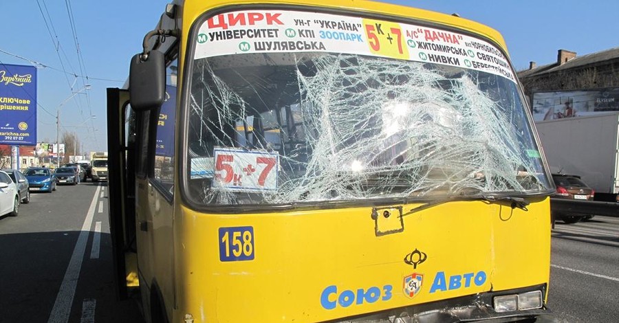 В Киеве столкнулись две маршрутки, пострадали дети