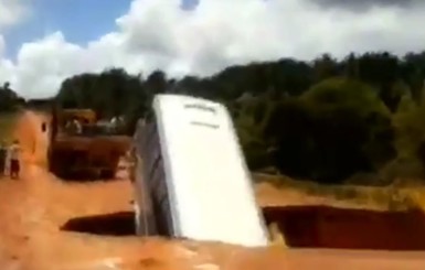 В Бразилии пассажирский автобус провалился в яму, а затем внезапно всплыл в реке