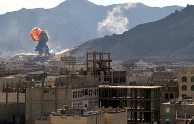 В Йемене президентский дворец снова попал под обстрел авиации