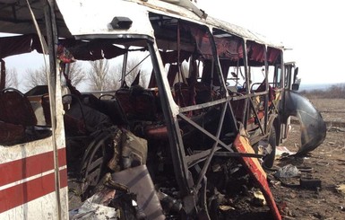 МВД: Подорвавшийся на мине автобус у Артемовска обстреляли из минометов 