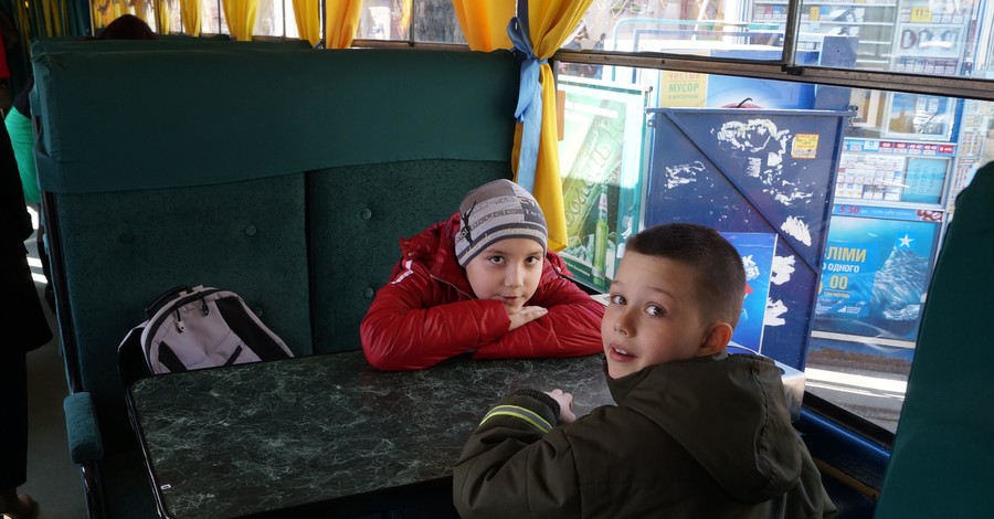В Киеве школьники проводят каникулы в трамвае