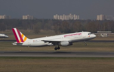 Подробности трагедии во Франции: Капитан самолета Airbus A320 пытался вырубить дверь в кабину