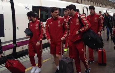 Испанцы добирались на матч на поезде, а их тренера обвинили в краже