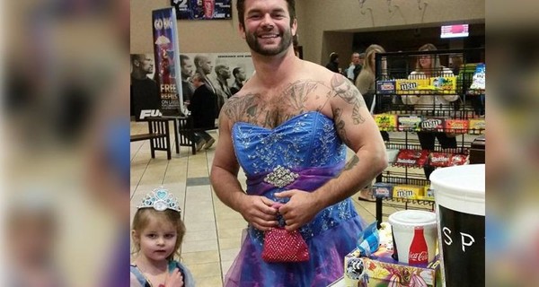 Американец покорил интернет, нарядившись в платье принцессы ради племянницы