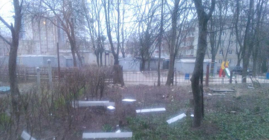 Буря в Харькове валила деревья и срывала крыши
