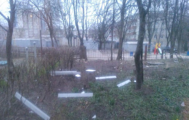 Буря в Харькове валила деревья и срывала крыши